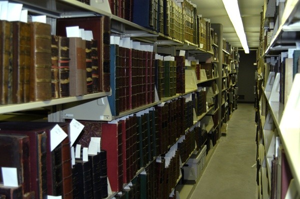 The library contains over one million books and hundreds of thousands of other documents available for research. Image obtained from the Newberry Library. 