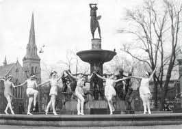 In 1926 young women from the Albertina Rasch ballet performed an interpretive dance around the fountain, mimicking the bronze sculptures thereon, to celebrate the 10th anniversary of the fountain. 