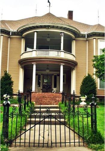 Approach to main entrance of Lanter House in 2018 photo (KSHS)