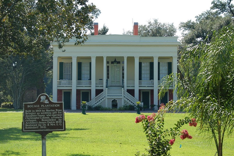 This is the front view of the Mansion in Mississippi. 