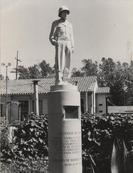 Another 1951 view of the original memorial, which featured a simpler base and did not contain the names of Mexican American Medal of Honor recipients.