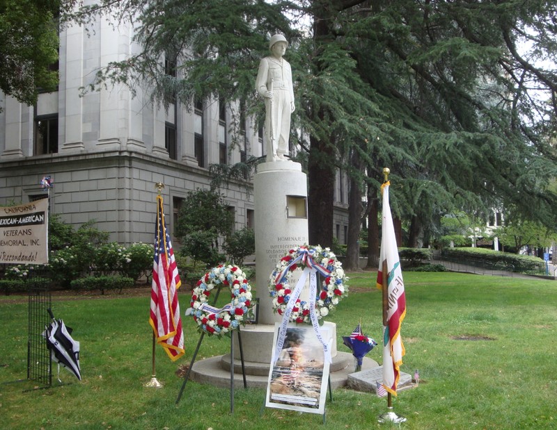 El Soldado on the capitol grounds prior to its removal for restoration in 2016 (official Facebook page). 