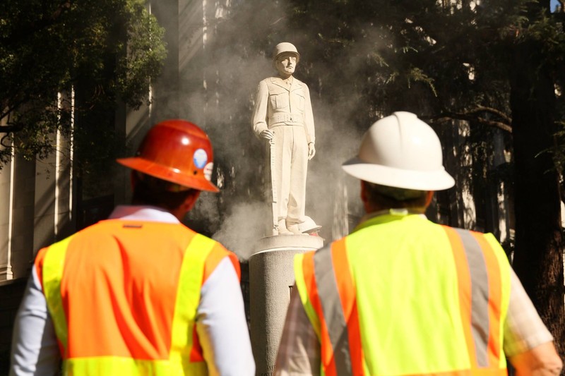 Workers prepare to remove the statue in September 2016 (official Facebook page).