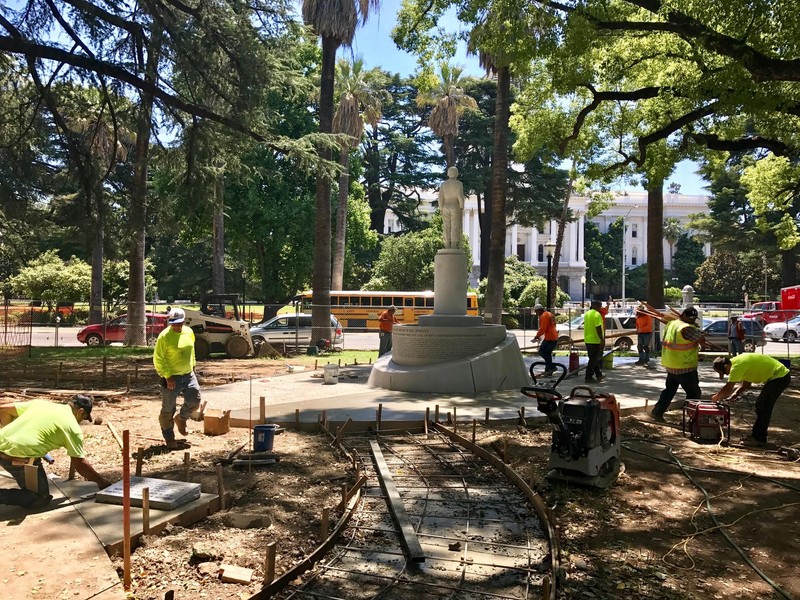 Workers landscape around the new plaza after the statue's reinstallation (official Facebook page).