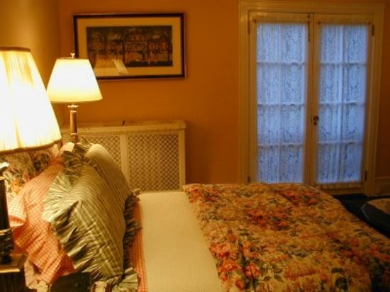 room inside the Soundview Manor Bed and Breakfast