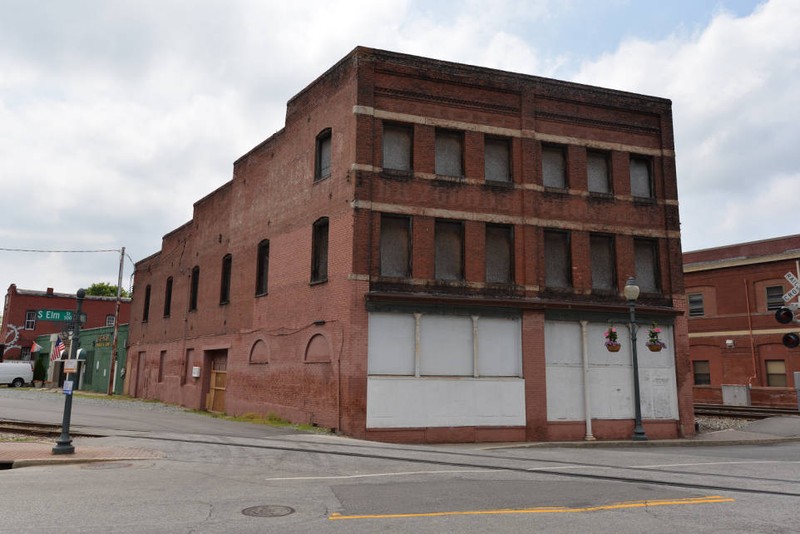 Exterior Photograph of the Cascade Saloon building, 2014