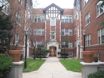 A courtyard within the S-shaped Andridge Apartments. 