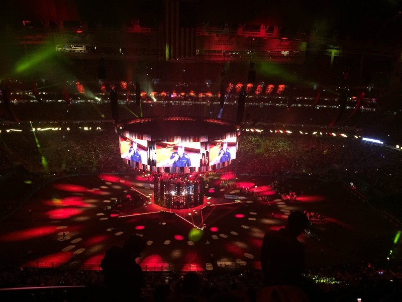 -Blake Shelton performing "Sangria"