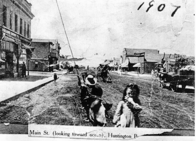 Main Street in 1907. Pacific City Hall can be seen at left, midway down street. Source: City of Huntington Beach archives.