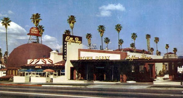 A postcard of the Brown Derby on Wilshire in 1952.