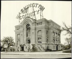 A black and white picture of the Old Washington County Courthouse.