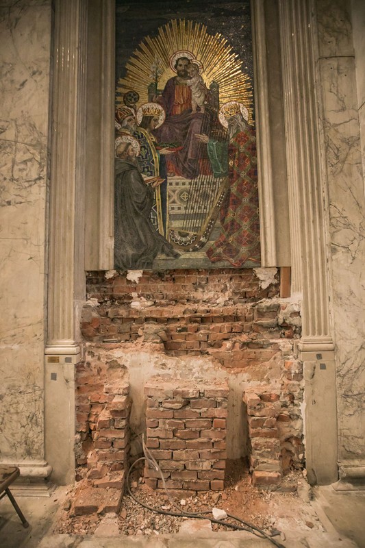 Mural depicting the Adoration of the Magi