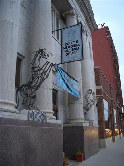 Metal horse sculptures in front of the museum. Credit: Mapio.net