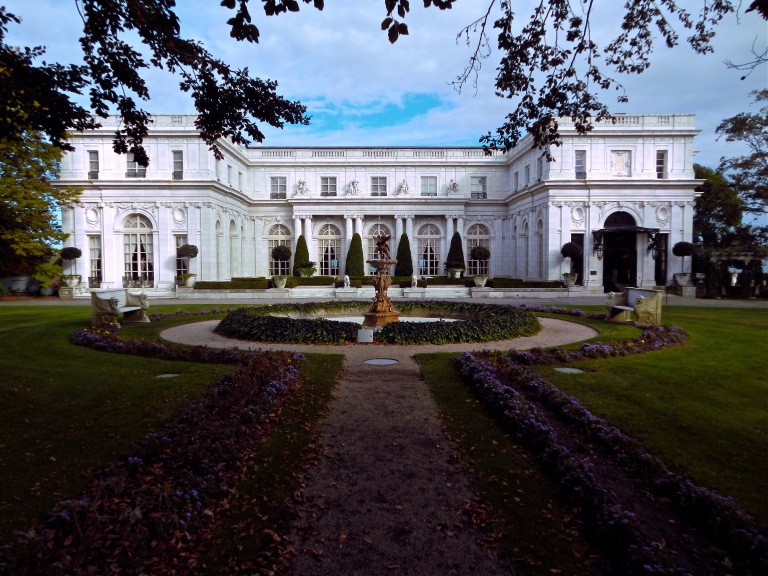 Exterior of Rosecliff Mansion (Photo courtesy of the Gilded Butler)