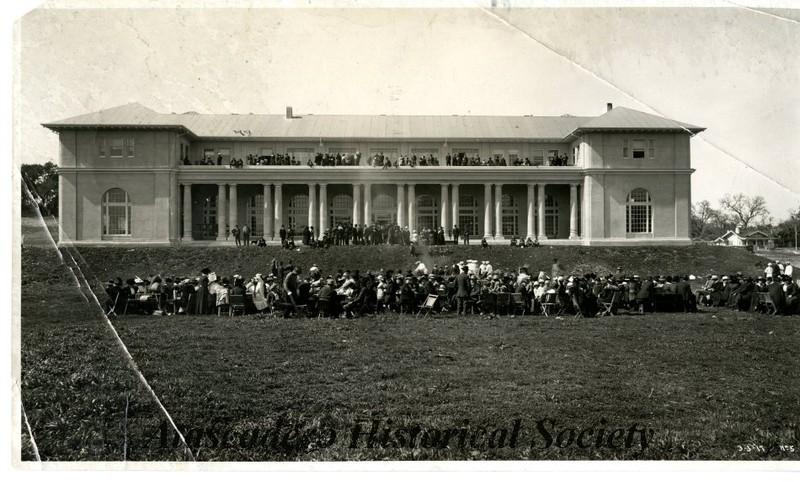 B&W photo showing the La Plaza (Atascadero Inn) with a large group of people seated at tables in front and standing on the balcony. Ca 1917