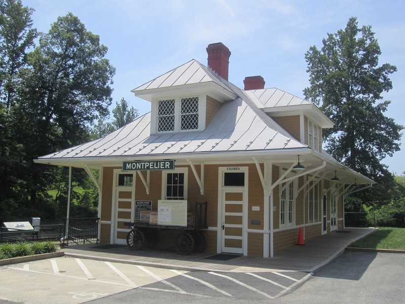 A historic train depot, restored to its 1910s appearance, interprets the history of segregation and Jim Crow in Virginia. Wikimedia Commons. 