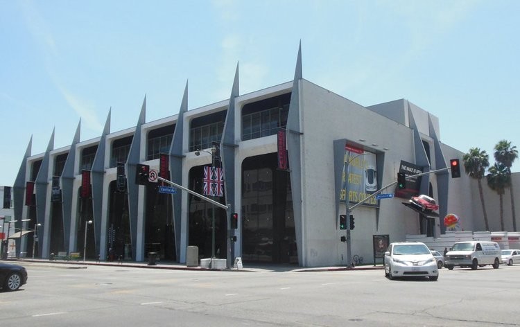 The museum is located in a former department store built in 1962. The building retained this appearance until 2015.