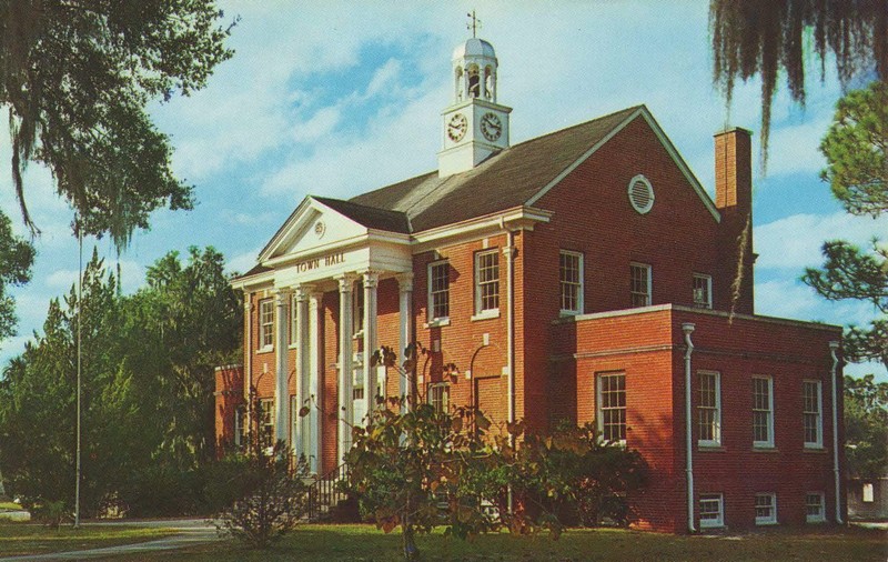 "TOWN HALL: One of the fastest growing communities in Central Florida. The Home of PURE WATER. A perfect retirement Paradise located on Scenic 17. (Routes 17 & 92)"
Ektachrome Post Card published by Kent's Photo Shop and Studio, Deland FL