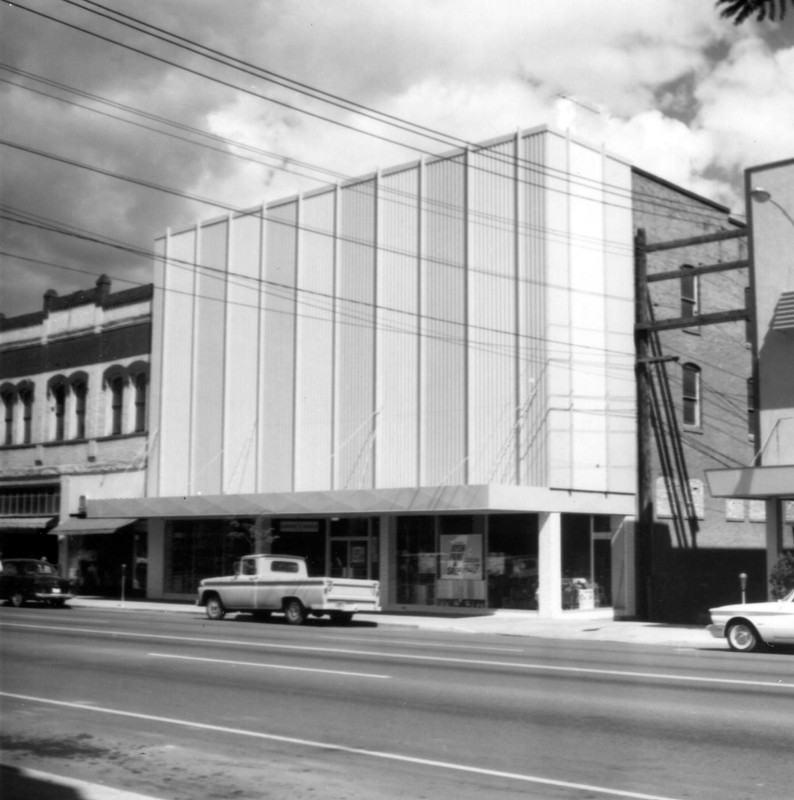 A "new "facade was put on the building in 1967 This facade was removed again to restore a more historical facade.