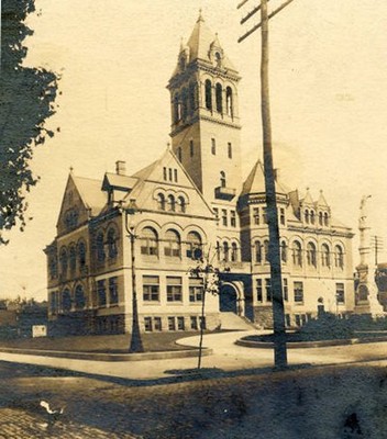 An early 20th century photograph of the then City Hall.