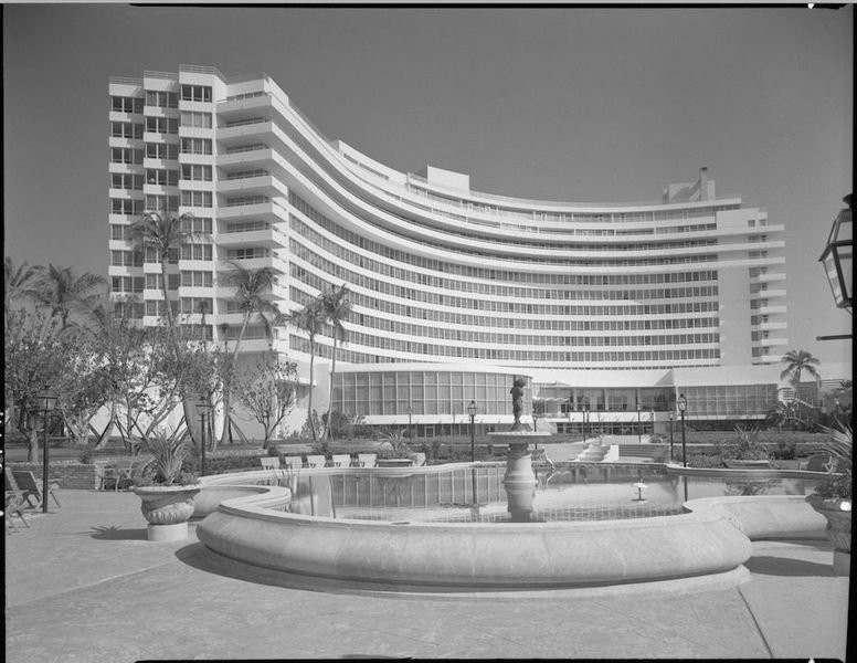 View over pool to hotel, 1955. Credit: Library of Congress Prints and Photographs Division, Gottscho-Schleisner Collection