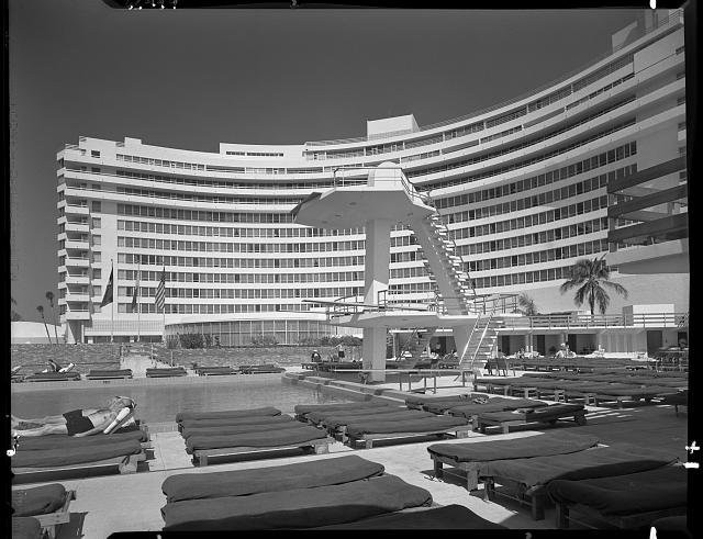 Over pool tower to hotel, 1955. Credit: Library of Congress Prints and Photographs Division, Gottscho-Schleisner Collection
