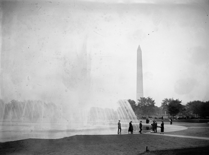 The Rainbow Pool, named for the colored rays that appeared in the sunshine, was built in 1912 and later incorporated in the National World War II Memorial. Photo courtesy of the Library of Congress. 