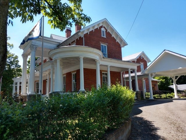 Close view along High Street (view from southeast to northwest)