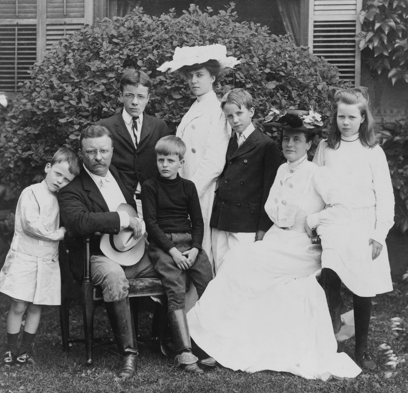 Theodore and Edith Roosevelt with their six children at Sagamore Hill in 1903, from left to right: Quentin, TR, Theodore, Jr., Archibald, Alice, Kermit, Edith, and Ethel