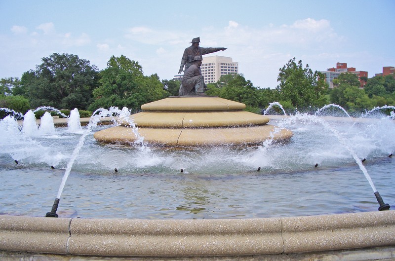 The memorial fountain was built in 1991 and is one of the largest in Kansas City. Image obtained from Wikimedia. 