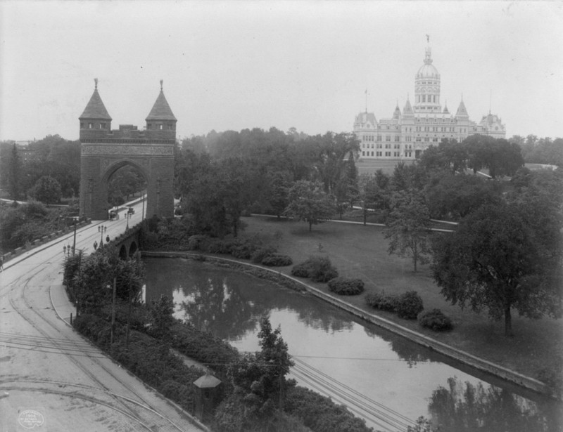 A 1906 photo of the Memorial Arch alongside the State Capitol which lies adjacent to the park.