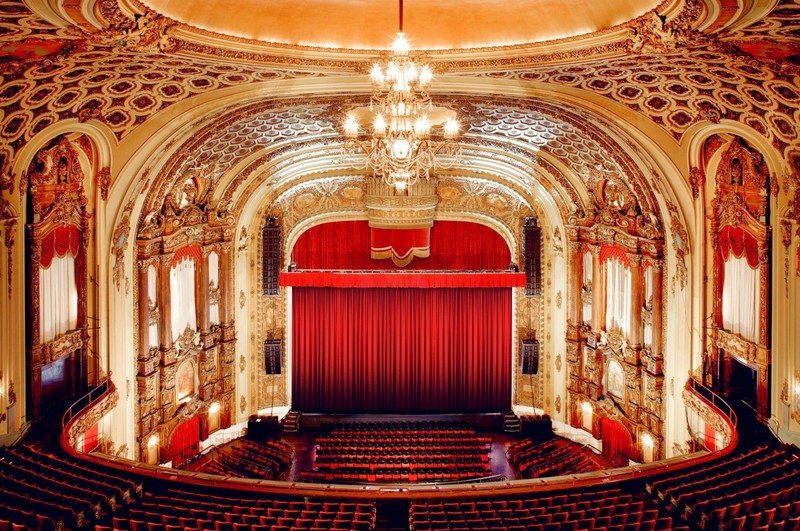 The theater is well know for its luxurious interior ornamentation, which includes gold leafing and crystal chandeliers. Image obtained from Venue Report. 