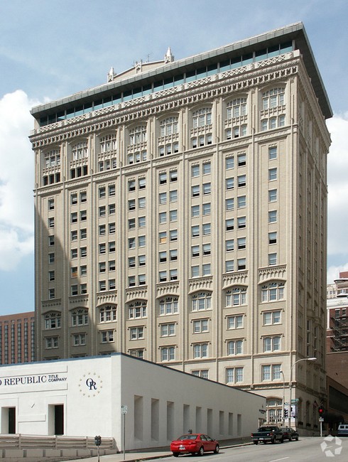 This building served as the clubhouse for the Kansas City Club from 1922-2001 and will soon become a hotel complex. Image obtained from apartments.com. 