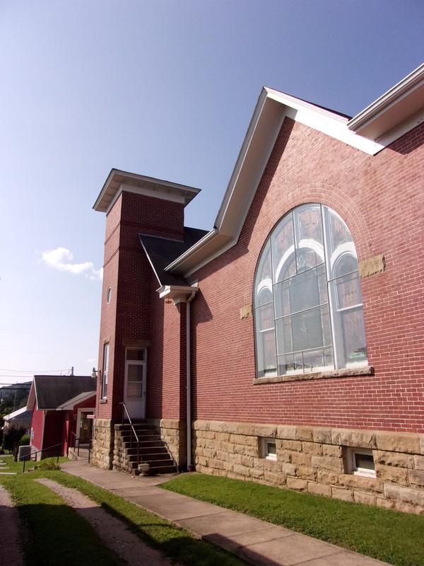 This back steeple, is the steeple of the 1890 building, in the above photograph. It was turned around, shoved back on the lot, and the impressive 1911 building added on the front.