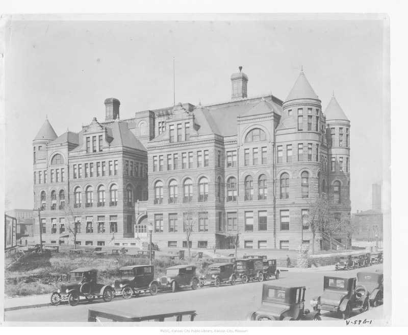 The second courthouse was built at Fifth and Oak Streets in 1892 and remained in use until 1934. Image courtesy of the Missouri Valley Special Collections. 