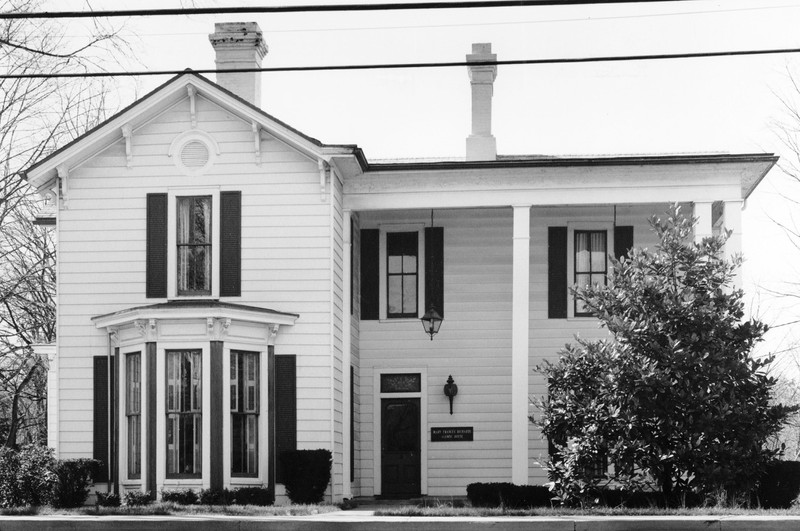 Adams House, previous location of the Alumni Center.  EKU Photo Collection.