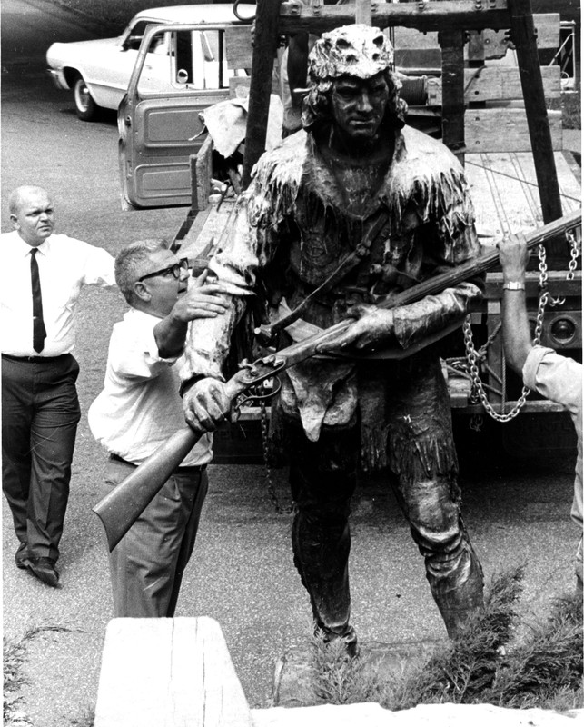 Daniel Boone statue being installed, 1967. EKU Photo Collection.