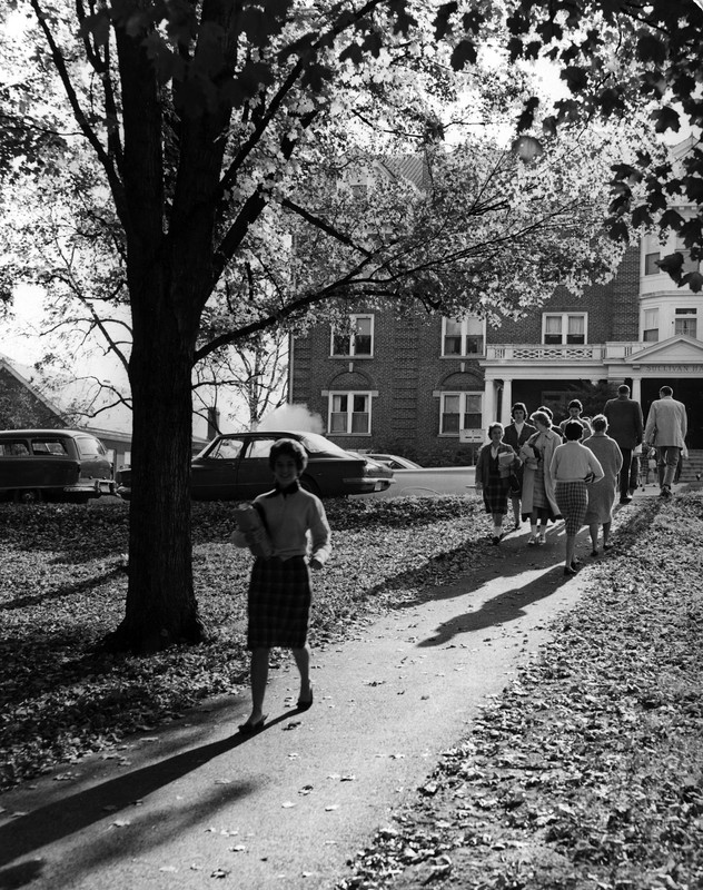 Students outside Sullivan Hall, 1963.  EKU Photo Collection.
