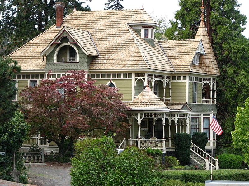 The Bennett–Williams House was built in 1899. It is an impressive example of Queen Anne architecture.