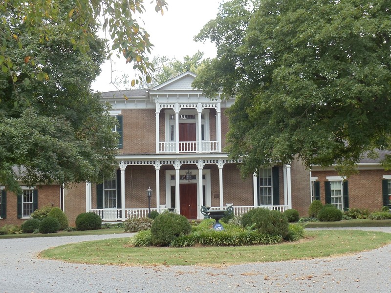 Built around 1858, the Arnold-Harrell House's architectural features display reflect the transition from Greek Revival to Italianate style occurring at the time. Image obtained from Wikipedia.