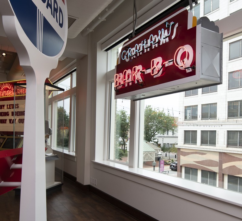 Graham's Rib Station original neon sign