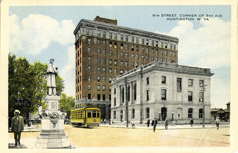 Postcard, dating between 1905 and 1915, showing the lost statue at left