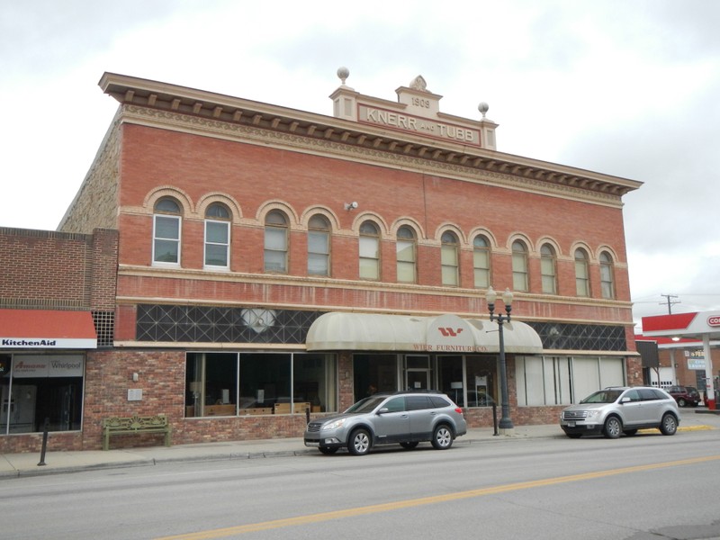 The Knerr-Tubb Block building was built in 1909 and is historically significant for its architecture.