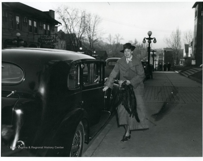 Eleanor Roosevelt in front of the hotel, 1934