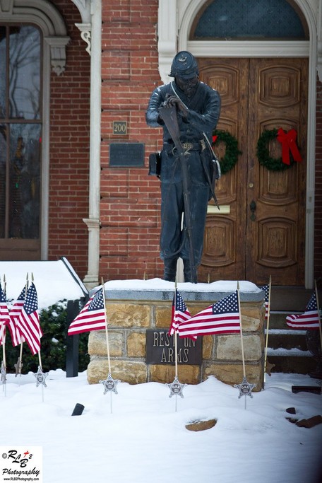 The monument dedicated to veterans of the Civil War which stands near the entrance to the house. 