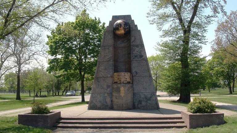 Monument to Darius and Girėnas in Marquette Park, Chicago
Photo Credit: Global True Lithuania