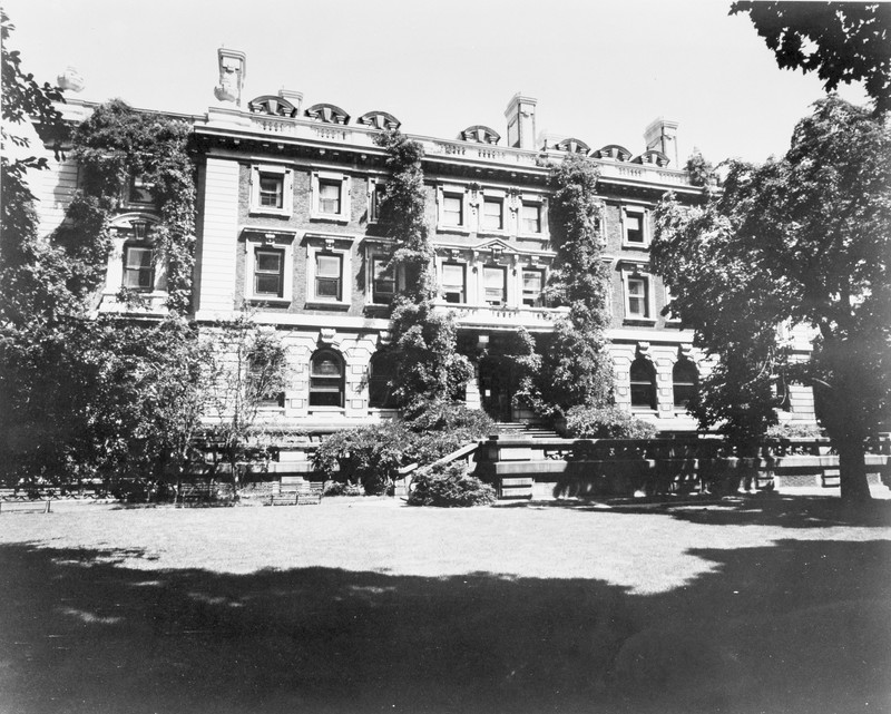 The Carnegie Mansion in 1976, two years before the Cooper Hewitt opened to the public there.