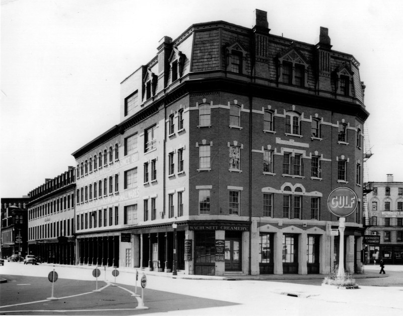 1944 Picture of the two buildings seemingly linked together