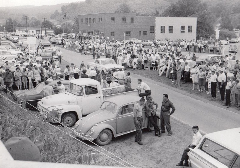 A large crowd gathers after the news of the disaster from an underground explosion at New River Company’s Siltex Mine on July 23, 1966. The photo was taken at a point near the mine’s entry, which is just a few feet from U.S. 21 and within Mount Hope.