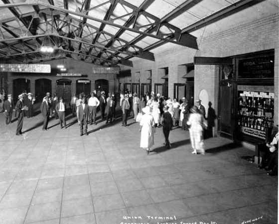 The concourse in 1921.